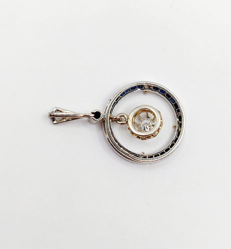 Pendentif Pendentif cible Art Déco or blanc, diamants, saphirs calibrés (circa 1920) 58 Facettes A05269