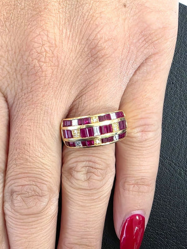 Bague en or jaune massif 18 carats avec rubis et diamants