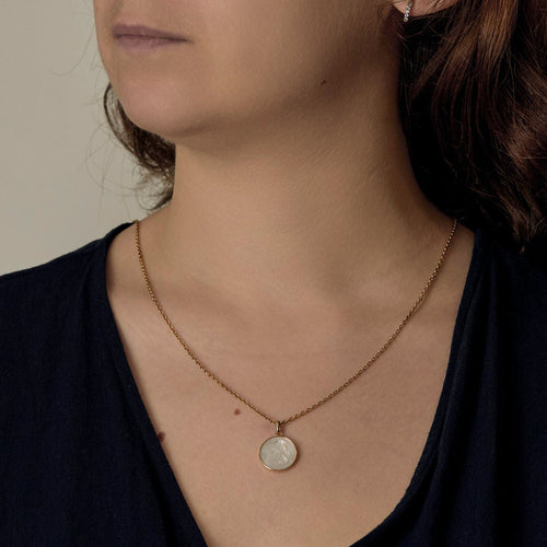 Pendentif Médaille en nacre et or jaune 18kt ange Raphaël 58 Facettes