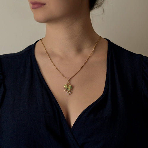 Pendentif en or jaune et platine à motif de feuilles, roses diamantés et perles de cultures blanches