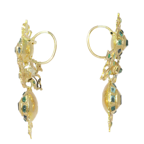 Boucles d'oreilles Boucles d'oreilles baroques en émeraudes ibériques, orfèvrerie du XVIIIe siècle sertie de 58 émeraudes 58 Facettes 25115-0313
