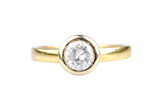 Bague 54 Bague solitaire en or jaune, serti clos d’un diamant rond brillant o,70 ct 58 Facettes 312231