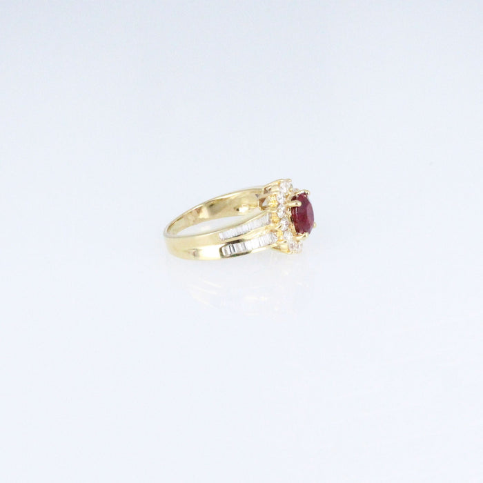 Bague 50 Bague en or jaune, sertie d'un rubis taille ovale entouré de diamants 58 Facettes 001.41417