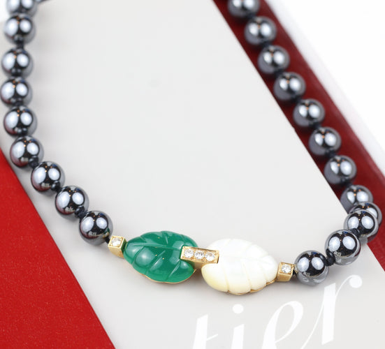 Collier Collier Cartier Patiala en or 18 carats avec hématite, calcédoine verte, nacre et diamants taille brillant 58 Facettes 1128844