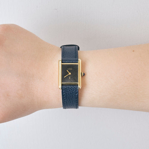 Montre CARTIER - Montre Modèle Tank Must en argent plaqué or, cadran laqué noir 58 Facettes