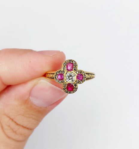 Bague 56 Bague fleur antique or jaune, diamant, saphirs roses et diamants 58 Facettes A05621