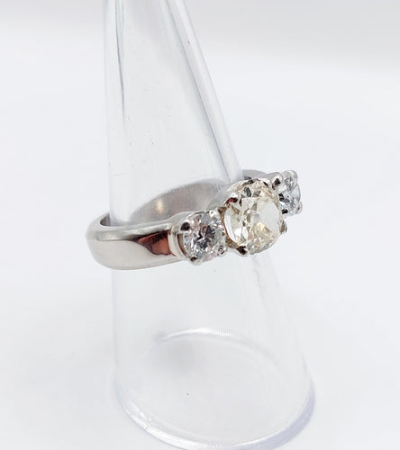 Bague jonc Art déco en platine et diamants (1,30 ct + 0,90 ct)