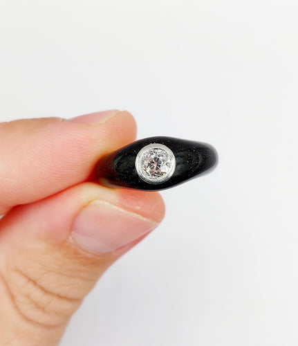 Bague jonc or jaune, émail noir et diamant taille ancienne 0,45 carats (circa 1920)