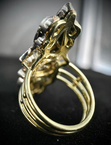 Bague 56 Bague d'époque XIXème siècle sertie d'un saphir, roses de diamants et diamant taillé en triangle 58 Facettes