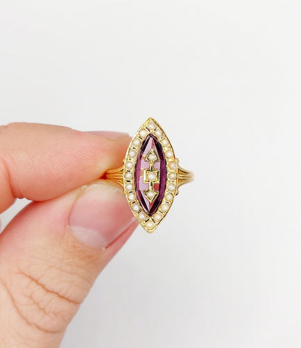 Bague marquise antique en or 18k, verre violet et perles