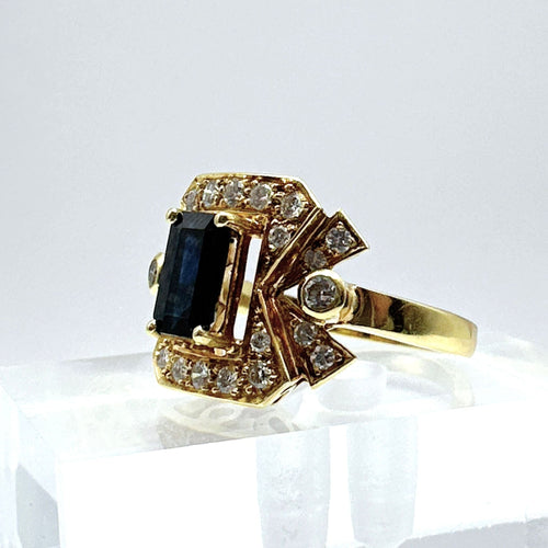 Bague 53 Bague Art Déco en or jaune avec diamants et saphir central. 58 Facettes 50391