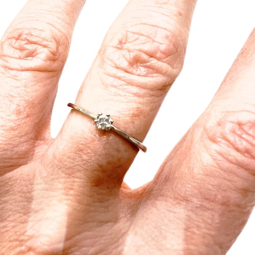 Bague 53 Bague en or au design contemporain avec diamant 58 Facettes Q188