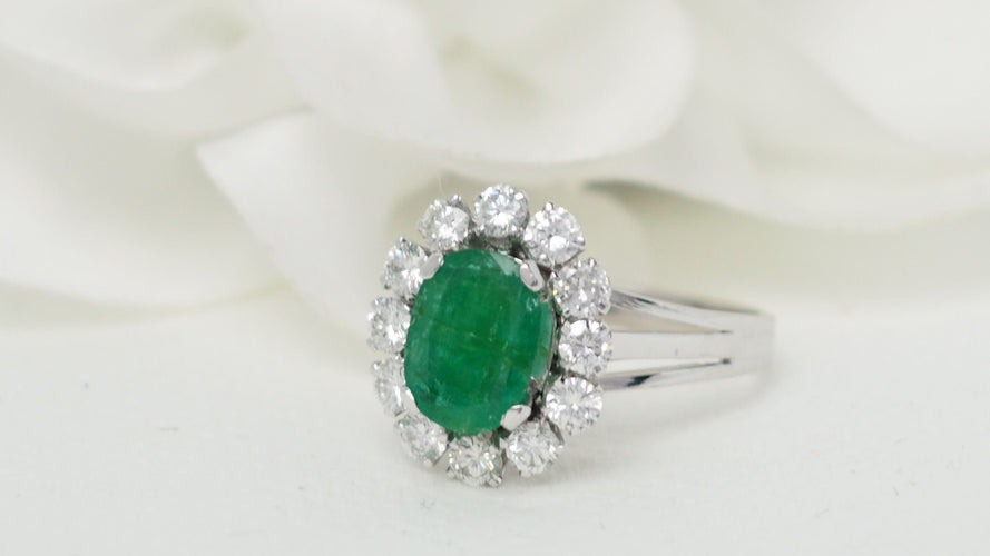 Bague 55 Bague entourage en or blanc, émeraude ovale et diamants 58 Facettes 32326