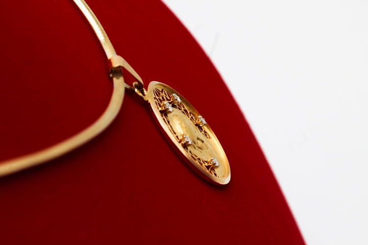 Pendentif Grande médaille vierge or jaune et diamants 58 Facettes 250163