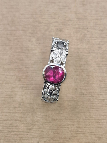 Bague solitaire rubis en or blanc 18kt et diamants