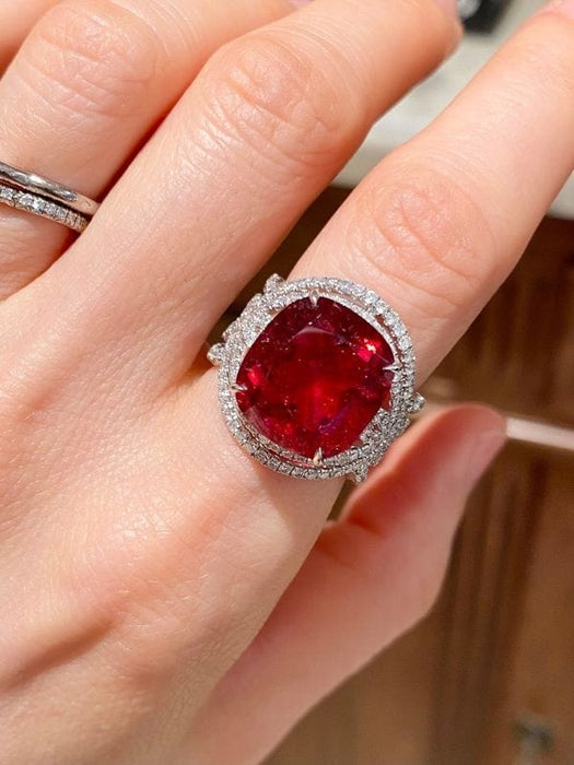 Bague 53 Bague en or blanc, sertie d'une importante tourmaline rouge intense ( Rubellite ) 58 Facettes