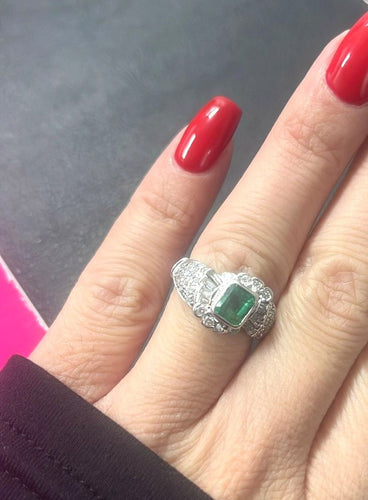 Bague 51 Bague en or blanc 18 carats avec émeraude centrale et diamants environnants 58 Facettes