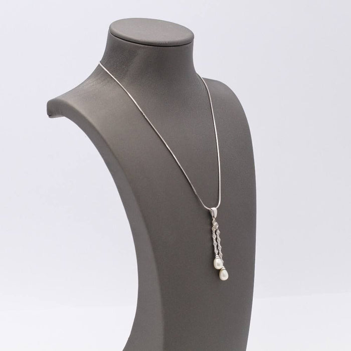 Collier Collier en or avec perles et diamants 58 Facettes E361363