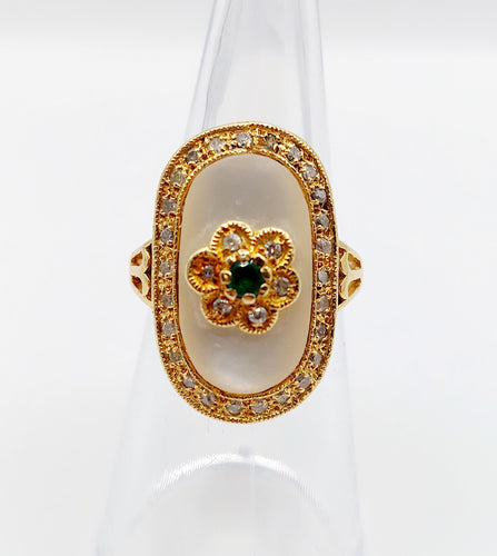 Bague 50.5 Bague marquise vintage or plaque de nacre, marguerite, émeraude et diamants 58 Facettes A03995