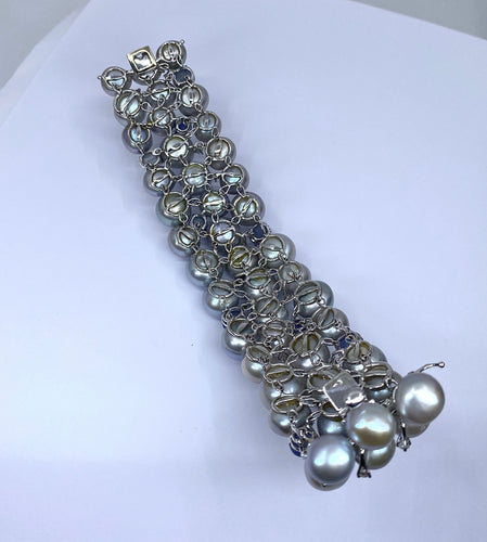 Bracelet Important bracelet or blanc, saphirs étoilés, diamants et perles grises 58 Facettes AB632
