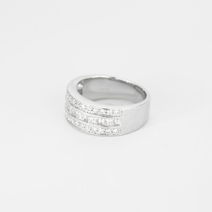 Bague Bague en Platine et diamants princesses, baguettes et ronds en demie alliance. 58 Facettes