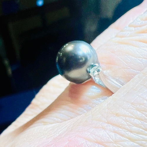 Bague en or sertie d'une perle de culture grise entourée de 2 diamants