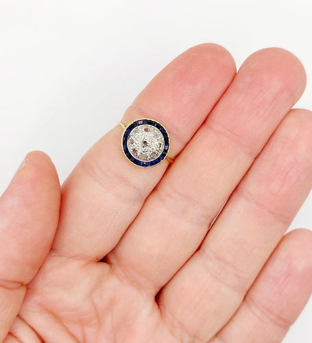 Bague 51.5 Bague cible art deco or jaune 18k ornée de diamants taillés en roses entouré de saphirs calibrés synthétiques (circa 1930) 58 Facettes A04977