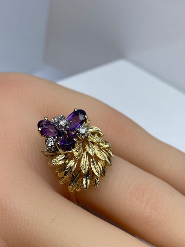 Boucles d'oreilles 50 Bague et boucles d’oreilles en or 18 carats, améthystes et diamants 58 Facettes AB506