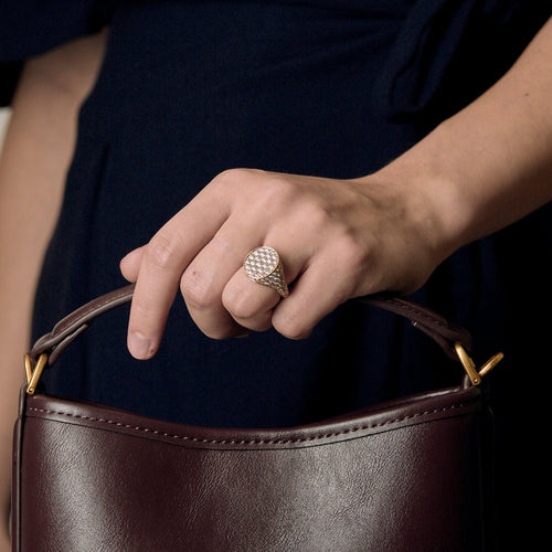 Bague 56 Bague chevalière en or rose et pavée de diamants. 58 Facettes