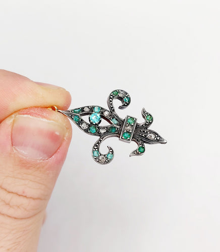 Pendentif Pendentif antique fleur de lys en or rose 18k et argent, émeraudes et diamants 58 Facettes A06351