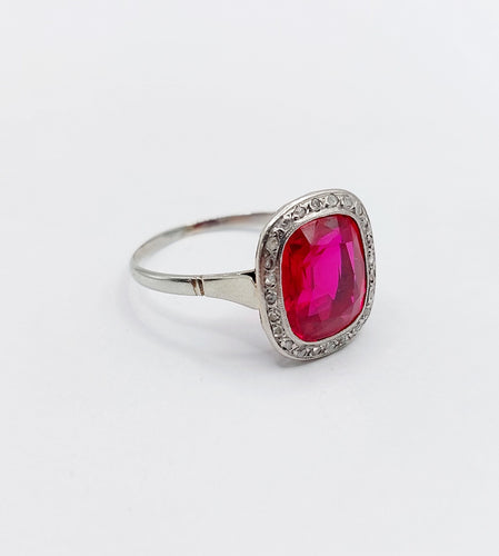 Bague Art Déco or blanc, rubis synthétique et diamants taille rose (circa 1930)