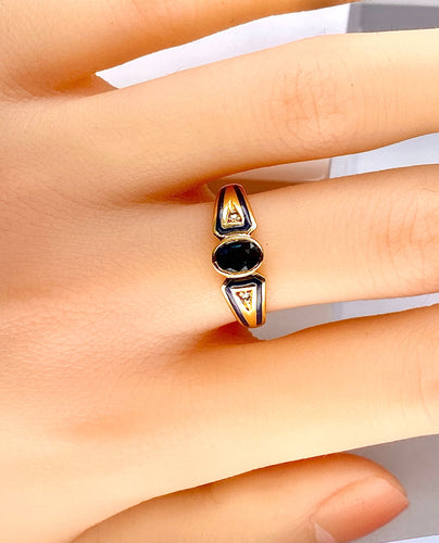 Bague saphir ovale et diamants en or jaune 18 carats et émail