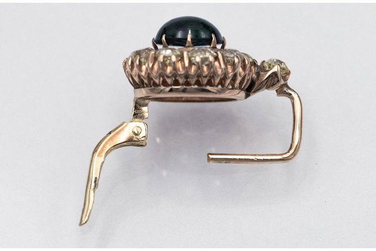 Boucles d'oreilles en or avec diamants et saphirs taille cabochon.