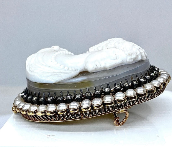 Broche Exceptionnelle broche en or jaune camée sur agate représentant Caroline Murat 19e 58 Facettes AB472