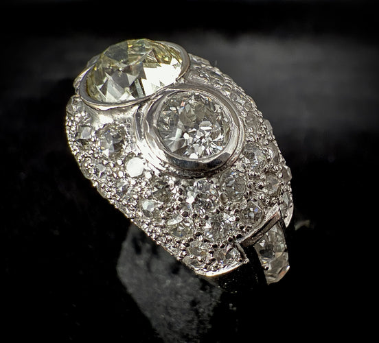 Bague 56 Bague ornée de 8,10 carats de diamants (centre 2,50 carats) 58 Facettes