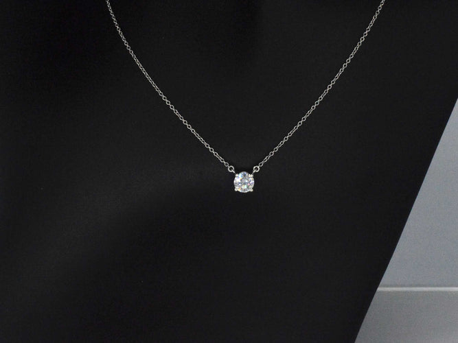 Collier Tiffany & Co - Collier solitaire en platine et diamant naturel 0,60 ct 58 Facettes 5194