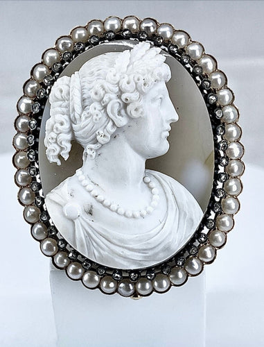 Broche Exceptionnelle broche en or jaune camée sur agate représentant Caroline Murat 19e 58 Facettes AB472