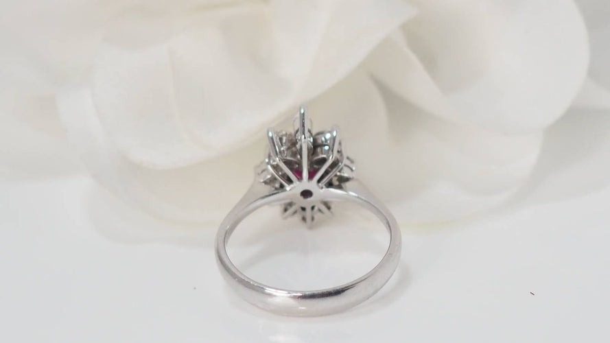 Bague 48 Bague entourage en or blanc, rubis et diamants 58 Facettes 32157