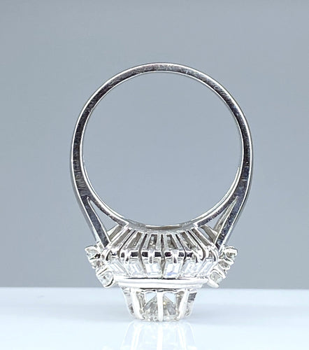 Magnifique bague en platine, diamants baguettes et ronds