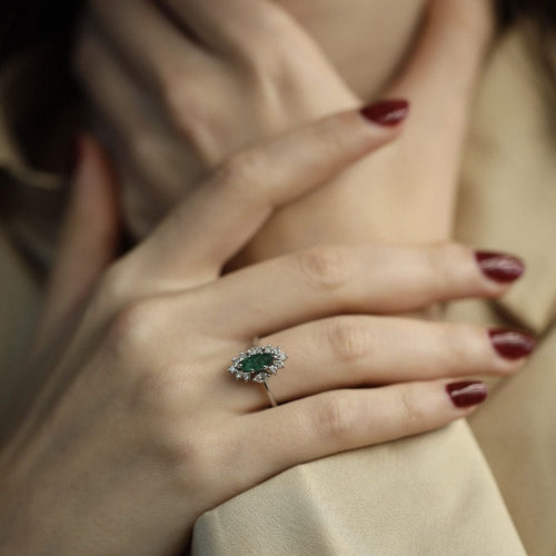 Bague 53 Bague en or gris 18K avec emeraude marquise 0,50 ct et diamants brillants & navettes - Taille 53 58 Facettes FB09768