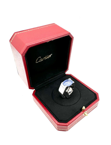 Bague 55 CARTIER. Collection "Tankissimo", bague or blanc et calécdoine 58 Facettes