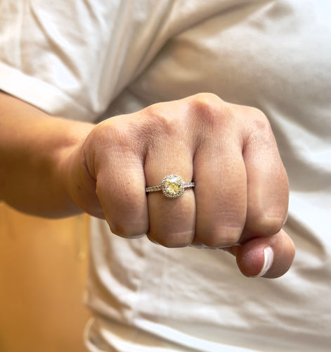 Solitaire en diamant jaune certifié fancy yellow , or blanc 18 carats