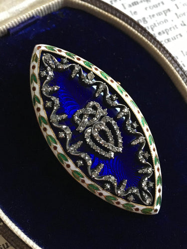 Broche Broche ancienne en forme de navette en or et argent. 58 Facettes