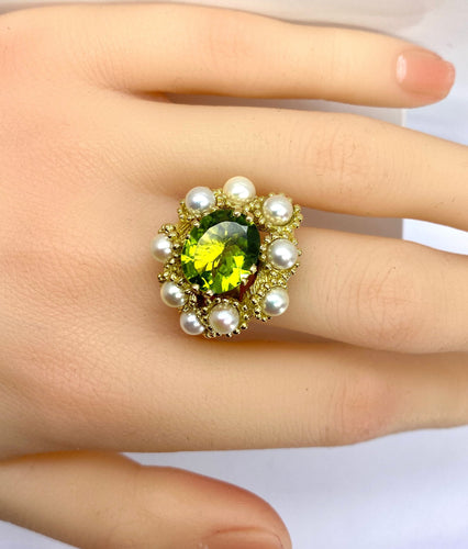 Bague 52 Bague coktail en or jaune 18 carats, péridot 3,98 ct et 9 perles 58 Facettes AB571