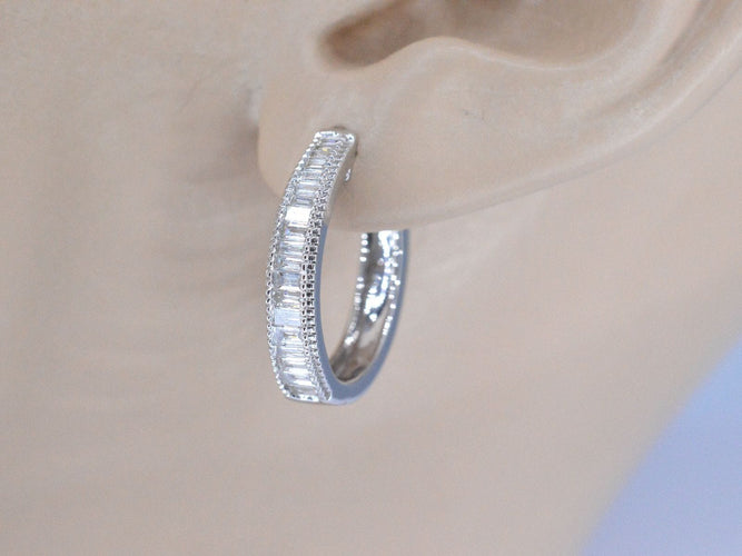 Boucles d'oreilles Boucles d'oreilles en or blanc serties de diamants taille baguette 58 Facettes 2160