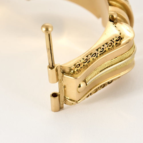 Bracelet en or jaune niellé.