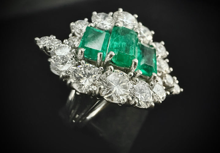 Bague 53 Bague en platine sertie de 2,50 carats d'émeraudes et 3 carats de diamants 58 Facettes