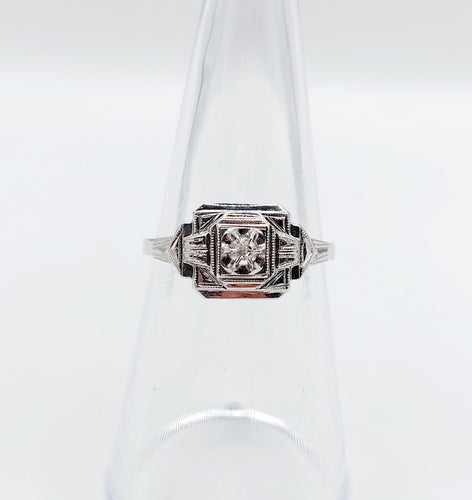 Bague 53 Bague art deco or blanc 18k ornée d'un diamant rond dans une monture géométrique finement travaillée (circa 1930) 58 Facettes A04979