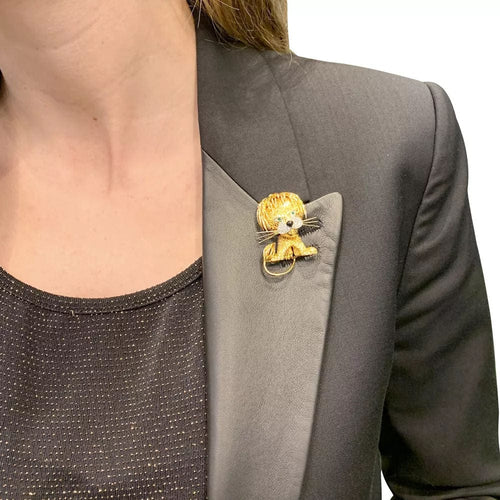 Clip Van Cleef & Arpels, "Lion Ebouriffé", or jaune, émeraude, diamants. 58 Facettes 33983