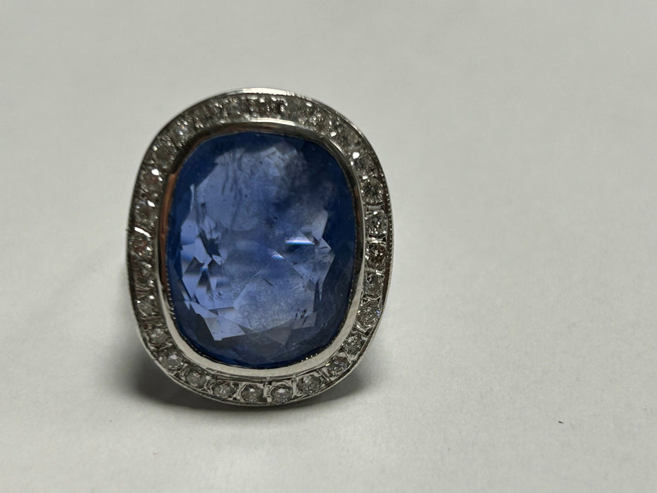 Bague 54 Très belle bague ornée d'un imposant Saphir de CEYLAN NON CHAUFFE 58 Facettes 214520